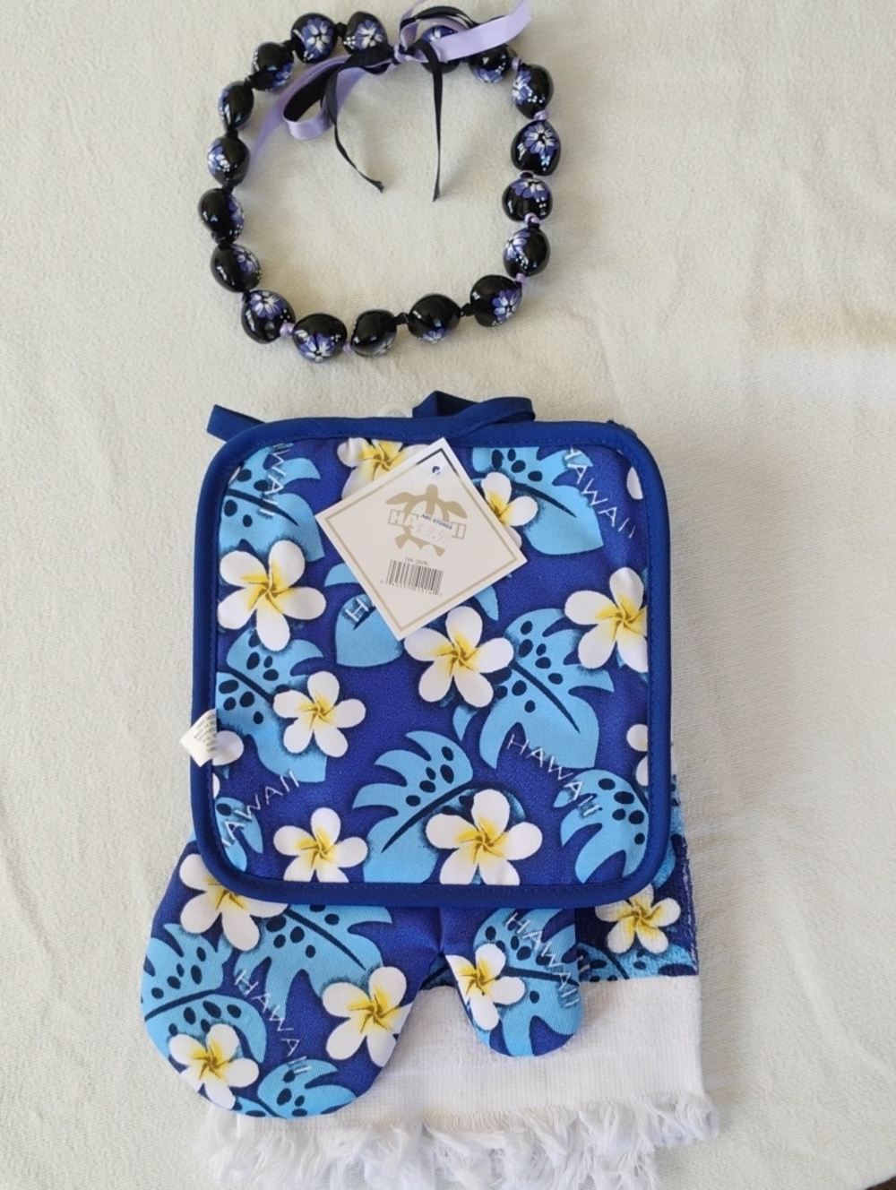 Lot Of 2  Hawaii Souvenirs Kukui Nut Necklace Hand painted,Dishtowel Ovenmit Set